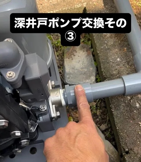 吸水配管に保温材を巻き付ける作業