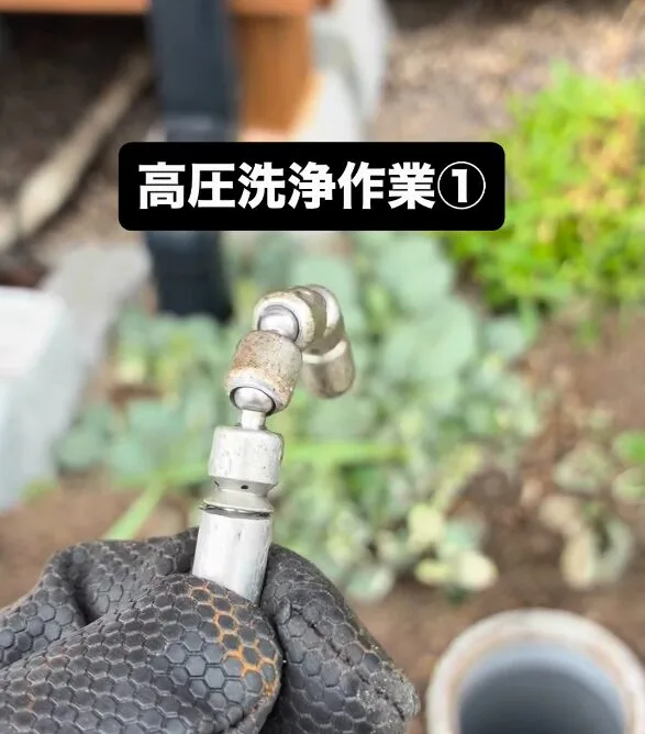 土の中に埋まっていた排水枡を発見した様子