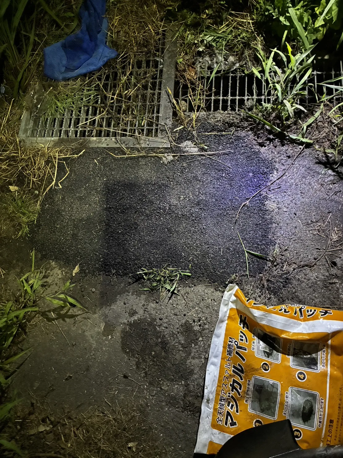 地中配管の漏水修理後に周辺を確認している様子